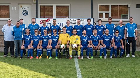 Hinten v.l.n.r.: 1. Vorsitzender Herges, Betreuer Gödert, Trainer Ihlenfeldt, Torwarttrainer Steffen, Hower, Görgen, Licht, Dietrich, Heckenthaler, Neidhöfer,Trainer P. Krieziu, Co-Trainer Sausen, Linienrichter Eis
Vorne v.l.n.r.: Dewald, Klee, Berres, Kuhnen, Treis, Dzubur, Berg, Kastrati, S. Krieziu, Klein
