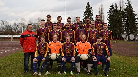 Die Gleueler Jungs:
H.v.l.: Emre Aydin, Burak Müjdeci, Can Tut, David Heimes, Mahmoud Omayrat, Kapitän Matthias Salb
Mitte: Trainer Friedhelm Förhlich, Maxim Pasulko, Marcel Hönzke, David Haas, Lamine Touré, Sebastian Brüggen, Luciano Natalicchio
U.v.l.: Mirco Schwarzendahl, Karsten Spölgen, Dustin Tesch, Björn Randermann, Stefan Winkler

Es fehlen: Torsten Trümer, Sven Erbar, Oliver Wendel, Oscar Baixo, Riegel Ngoy, Recayi Özdemir, Oleg Regel