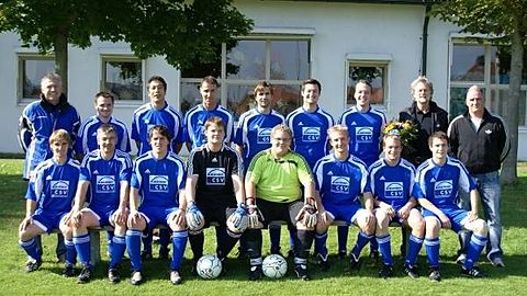 Hintere Reihe von links: Trainer Heinz Gegenfurtner, Hirsch Oliver, Leitner Christian, Winkler Walter, Brandl Christian, Niedermayer Stefan, Lang Florian, Sponsor Herr Laumer, Abteilungsleiter Frank Buschmann
Vordere Reihe von links: Lude Sandro, Wimmer Albert, Lagleder Wolfgang, Arnusch Christian, Henghuber Daniel, Rammelsberger Christian, Hirsch Alex, Rothlehner Robert