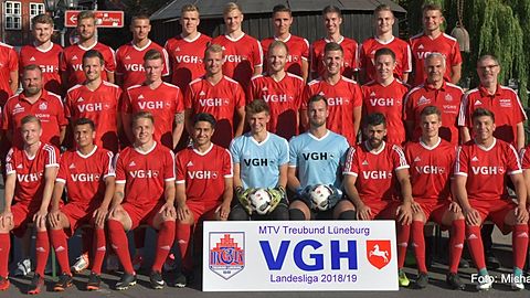 Der MTV Treubund startet in der Landesliga 2018/19 mit, vorne v.l. Daniel Maaß , Leon Perera, Thorben Glüsing, Velat Cicek, Lukas Broihan, René Hußmann, Ali Halawi, Julian Niebuhr, Emre Duman, Daniel Horn mitte v.l.: Trainer Olaf Lakämper, Trainer Sören Hillmer , Steffen Hattendorf. Tim Franke, Matthias Zeugner, Nino Pinnow-Karus, Sascha Winter, Tetje Kerstens, Teammanager Guido Hattendorf, Betreuer Manfred Martens hinten v.li.: Nils Dendl, Jannik Olesch,Dennis Hüls, Marcel Cibis, Malte Meyer, Max Ratzeburg, Panagiotis Kafetzakis, Nico Goldberg, Jannik Braun, Robin Meyer