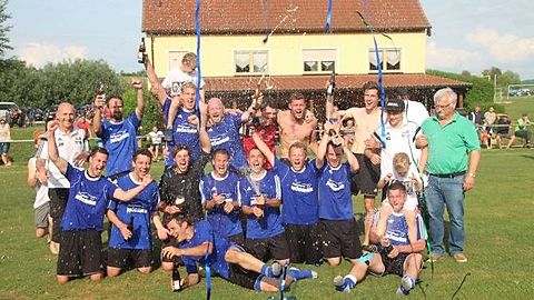 Foto zur Feier der Meisterschaft A-Klasse Nm/J West 16/17