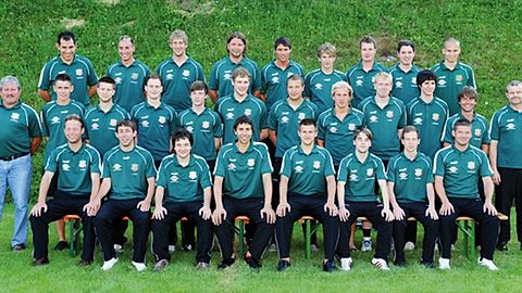 Hinten v.l.: Neureuther F., Herrmann, Kritter, Brauch, Finn, Irmer, Rhein, Neureuther B., Sigwart.
Mitte v.l.: Hofmann C. (Jgdl.), Ernst, Westenhöfer, Kaiser, Zimmermann De., Henn, Hofmann M., Schäfer, Auber, Hartmann, Kalbantner (Co-Trainer), Spitzer (Trainer 2. Ma.).
Vorne v.l.: Münch, Schäfer, Friedrich, Weiser, Banholzer, Zimmermann Da., Flicker, Humburger.     Foto: Herrmann