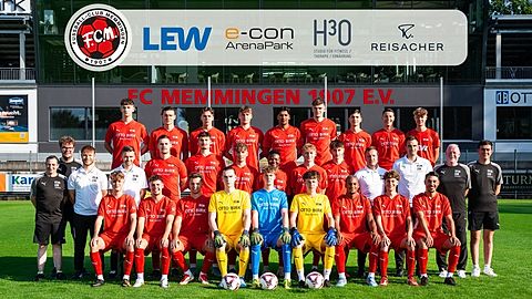 Hintere Reihe von links: Felix Mayer (Abgang 10/2025), Ruvjed Perovic (Abgang 08/2025), Marvin Lang, Henry Seitz, Semih Nergiz, Fabian Kroh, Dzavid Zatega, Viktor Djurdjevic (Abgang 10/2025), Moritz Henkel. - Mittlere Reihe von links: Andreas Hampp (Betreuer), Dominik Fiebig (Betreuer), Joshua Steck (Co-Trainer), Bernd Maier (Trainer bis 09/2025), Kevin Bliml, Dino Japaur, Niclas Brader, Mahfouz Boroh, David Reichert, Simon Neubrand, Daniel Jehle (Athletik- + Reha-Trainer), Martin Gruber (Torwart-Trainer), Rainer Eckert (Betreuer), Nico Fiebig (Betreuer). - Vordere Reihe von links: Laurenz Freisinger, Luis Eurisch (Abgang 10/2025), Micha Bareis, Luis Stanzel, Josua Reichle, Benjamin Frick, Mike Gerhardt, Koray Ölmez, Azad Kizilkanat. - Es fehlen: Bastian Frick, Noah Hill, Linus Jarsch, Adrian Keckeisen, Trainer Esad Kahric.