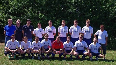 1. Mannschaft mit neuen Trikots
Stehend von links: Ludwig Schillinger(Sponsor), Rudi Heinzinger(Vorstand), Stefan Stiegler(Trainer), Marco Brand, Tobias Gebendorfer, Lukas Wiesenberger, Max Hutter, Felix Wiesenberger, Andreas Schillinger(Sponsor)
Kniend von links: Johannes Gebendorfer, Michael Aigner, Herbert Eisenbock, Serhat Kuzucu, Georg Sandbichler, Thomas Resner, Markus Sandbichler, Alex Kratzer(Kapitän)