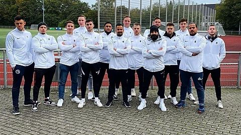 2. Reihe (v.L n.R) Y. Schwarz, F. Vogel, M. Aytekin, L. Bürger 1. Reihe (v.L n.R) M. Gerhardt, J. Faktorov, L. Kutting, R. Zeriouh, C. Erüker, C. Seifried, Y. Serdar, M. Klein, M. Celik, L. Mozis
Keine ausgewählt