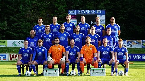 H.v.l.n.r.: Christian Kohl, Simon Dittmar, Tim Gössinger, Leon Möschwitzer,nJanwk aköxher, Sebastian Mai
M.v.l.n.r.: Martin Müller (Co-Trainer), Felix Muth, Daniel Dittmar, Markus Baer, Pascal Eckert, Riccardo Aust (Trainer)
V.v.l.n.r.: Lucas Scholz, Florian Wiechert, Richie Steinbach, Oliver Hölzel, James Warchhold, Niko Schröder, Tom Becker