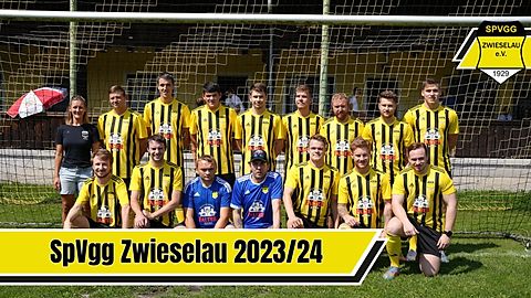 Mannschaftsfoto SpVgg Zwieselau (hinten v.l. 1. Vorsitzende Manuela Topolski, Ertl, A. Mejstrik, Wiesenberger, Hackl, Fischer, Schwankl, Sagner, K. Hutterer, vorne v.l. Kappl, Duschl, Turkalj, Oppowa, Dombois, Bastl, Winter)