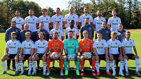 Mannschaftsfoto stammt aus Saison 2023/2024.

O.Reihe: Koubilay Sahin, Benedikt Brück, Yanik Wagner, Dominique Steinel, Yannik Kindler, Dennis Hanß, Pascal Hüll, Lukas Bosch
M.Reihe: Führungskreissprecher Sebastian Götz, Mannschafts-Betreuer Thomas Sona, Führungskreis Geschäftsbereich Sport Michael Pahle, Aaron Schmidt, Henrik Bediako, Co-Trainer Christian Liginger, Chef-Trainer Reinhard Schenker, Physiotherapeutin Nora Gräupner
U.Reihe: Noah Zimmel, Louis Spielmann, Carlos Baumgart, Patrick Aust, Dennis Glöckner, Justus Feit, Karsten Breßler, Laurent Laturner, Azemi Bleron

es fehlten: Renaldo-Doru Balasa, Kevin Jarczewski, Torwart-Trainer Milan Hegeler, 
