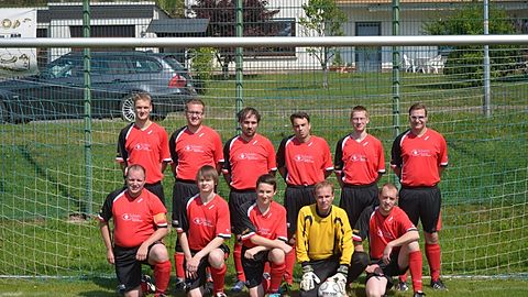 Hinten: Julian Grass, Dominik Freitag, Benjamin Battefeld, Stephan Ernst, Joachim Hesse

Vorne: Heiko Ködding, Marcel Ködding, Jonas Ködding, Maik Weller, Matthias Eckel