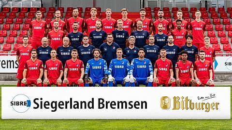 Mannschaftsfoto TSV Steinbach Haiger Saison 2023/24

4. Reihe von links:

Manuel Kober, Nick Galle, Nino Miotke, Ertan Hajdaraj, Henri Weigelt, Vincent Schwab,
Yannick Langesberg, Arif Güclü, Christopher Theisen, Christopher Wähling.

3. Reihe von links:

Marco Müller, Hüsni Tahiri, Pascal Bieler, Lars Birlenbach, Marcel Richter, Alexander
Bülow, Ayodele Adetula.

2. Reihe von links:

Marvin Jung, Marco Klee, Andreas Becker, Björn Franz, Arne Wohlfarth, Andreas Engel,
Frank Hass, Raphael Herrmann, Shohei Nozawa, Tim Kircher.

1. Reihe von links:

Serkan Firat, Gianluca Korte, Mick Gudra, David Nreca-Bisinger, Marcel Bergmann, Kevin
Ibrahim, Daniel Steininger, Michael Guthörl, Jonas Singer.

Stand des Mannschaftsfotos war der 13.07.2023