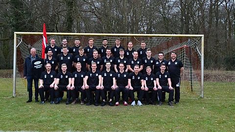 Oben (v.l.n.r.): Hoffschnieder, Schmidt, Hyseni, Langerenken, Ceylan, Stachitz, Gehs, Lübben
Mitte: Tönjes (Sponsor), Krause, Kamps, Trahms, M. Kiss, Voigt, Brokmann, R. Kiss, Jürgens, Pereira (Betreuer), Siefken (Trainer)
Unten: Büscher (Co-Trainer), Otten, Hilbers, Bosse, Voß, Kirschen, Buhr, Meyer, R. Borchers

Auf dem Bild fehlen: Braahms, G. Borchers, Carstens und Lüerßen