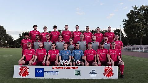 Hintere Reihe von links: David Brayley, Finn Faßbender, Noah Engelmann, Patrick Ruske, Tim Herden, Ben Siepmann, Nick Huber, Michael Zech

Mittlere Reihe von links: Erdem Yilmaz, Torwart-Trainer Dogus Aydin, Co-Trainer Tobias Kreutzer, Cheftrainer Andreas Brandwein, Teamassistentin Lilo Brandwein, Betreuer Peter Kreutzer, Betreuer Dennis Bresser, Betreuer Andreas Rietschel, Niko Brosig

Vordere Reihe von links: Louis Dingerdissen, Vitali Wolf, Fynn Grahl, Florian Ernst, Tobias Winter, Mattis Brüntrup, Luka Lüttich, Daniel Schröder