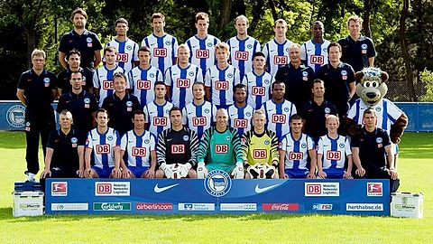 Hintere Reihe (l-r): Reinhard Mörz (Physiotherapeut), Kaka, Andre Mijatovic, Rob Friend, Roman Hubnik, Sebastian Neumann, Adrian Ramos, Carsten Schünemann (Konditionstrainer). Dritte Reihe (l-r): Jörg Blüthmann (Physiotherapeut), David de Mel (Physiotherapeut), Valeri Domovchiyski, Nico Schulz, Christian Lell, Fabian Lustenberger, Fanol Perdedaj, Nello di Martino (Teamleiter), Henrik Kuchno (Konditionstrainer). Zweite Reihe (l-r):Markus Babbel (Cheftrainer), Rainer Widmayer (Co-Trainer), Shervin Radjabali-Fardi, Patrick Ebert, Raffael, Ronny, Christian Fiedler (Torwarttrainer), Herthinho (Maskottchen). Untere Reihe:Robert Abramczyk (Zeugwart), Christoph Janker, Pal Dardai, Marko Sejna, Maikel Aerts, Sascha Burchert, Lennart Hartmann, Sascha Bigalke, Hendrik Herzog (Zeugwart). Der Hauptstadtclub peilt für die kommende Spielzeit den Wiederaufstieg in die erste Bundesliga an. Foto: Robert Schlesinger dpa