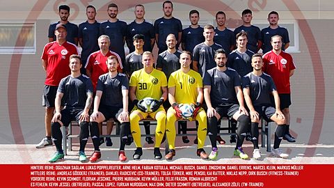 HINTERE REIHE: OGUZHAN SAGLAM, LUKAS POPPELREUTER, ARNE HELM, FABIAN KOTULLA, MICHAEL BUSCH, DANIEL ZINGSHEIM, DANIEL ERRENS, MARCEL KLEIN, MARKUS MÜLLER
MITTLERE REIHE: ANDREAS GÖDDERZ (TRAINER), DANIJEL RADICEVIC (CO-TRAINER), TOLGA TÜRKER, MIKE PENSKI, KAI RATTER, NIKLAS NEPP, DIRK BUSCH (FITNESS-TRAINER)
VORDERE REIHE: KEVIN SCHMIDT, FLORIAN JESCHKE, PIERRE NUßBAUM, KEVIN MÜLLER, FELIX FRASON, ROMAN ALBRECHT
ES FEHLEN: KEVIN JESSEL (BETREUER), PASCAL LOPEZ, FURKAN NURDOGAN, MAX OHM, DIETER SCHMITT (BETREUER), ALEXANDER ZÖLFL (TW-TRAINER)