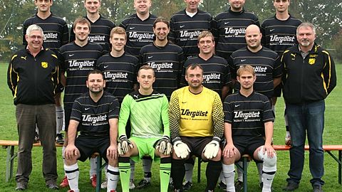hinten von links: Schneider Klaus, Mühlbauer Christoph, Schwarz Thomas, Baier Christian, Einhell Andreas, Zitzelsberger Johann. Mitte von links: 2.Vorstand Mailhammer Günther, Hölzlberger Manuel, Fischl Tobias, Röckl Thomas, Steudtner Markus, Geier Andreas, 1.Vorstand Emmer Rudi. Vorne von links: Bauer Andreas, Baumgartner Andreas, Stahl Reinhard, Klier Markus