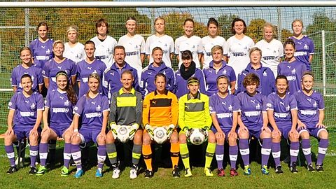 TSV Schwaben Augsburg Frauen 1 - Saison 2013/2014
Hinten von links: Joana Müller, Angela Maier, Carolin Graf, Franzisk Steidle, Ursula Neidlinger, Michelle Kois, Carina Schneider, Jaqueline Hieble, Anna-Lena Focke, Patricia Losert
Mitte von links: Alexandra Demos, Mona Budnick, Selina Schmidt, Trainer Heinz Jörg, Co-Trainerin Conny Fischer, Physio Sabrina Schwarz, Torwarttrainerin Inka Reinecke, Abteilungsleiterin Gabi Meißle, Simone Hörl
Vorne von links: Martina Franz, Melike Pekel, Lisa Steppich, Antje Bauer, Manuela Kellerer, Vanessa Griebel, Claudia Schwarz, Sabrina Griebel, Anna Edelmann, Selina Reith - es fehlen: Sandra Feldbrügge, Birgit Bachmann