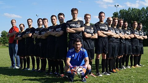 Der TSV: (von links) Trainer Bernd Brandmair, Max Michl, Uwe Lindenau, Sebastian Engelhardt, Marco Ubl, Xaver Schwarzenbach, Marko Simic, Matthias Ballatz, Torhüter Burak Karakaya, Sebastian Richly, Giuseppe La Spina senior, Daniel Richly, Patrick Liegl, Tobias Müller, Giuseppe La Spina junior, Lorenz Schwarzenbach und Florian Nerlinger. Es fehlen: Levent Karaman, Michael Strohmaier, Phil Lachnit, Stefan Schlereth, Andreas Heidrich, David Neumann, Manfred Holzer, Christian Sarpe, Sebastian Korner und Matthias Krause.