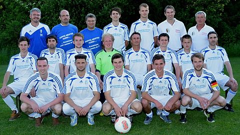 Hinten von links: Trainer Huber Thomas, Torwarttrainer Rudolf Ecker,Mannschaftsbetreuer Ludwig Haberger, Birneder Thomas, Binder Maximilian, 2. Spartenleiter Friedlmeier Thomas, 1. Spartenleiter Lorenz Johann,
mitte von links: Ring Jonas, Esterl Franz, Wintersperger Lukas, Wimmer Andreas, Stetter Marco, Birneder Andreas, Berger Alexander, Grünwürmer Bernhard,
Vorne von links: Friedlmeier Tobias, Kelmendi Sadik, Hummelsperger Matthias, Heller Sebastian, Redmann Alexander,