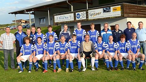 hinten: Kuhrmann Roland, Kais Peter, Micklisch Peter, Sauer Tobias, Bangert Andreas(Tr.), Roth Christian, Grimm Philipp, Helm Dominik, Sauer Dominik, Stark Tom(1.Vors.), Bauer Jürgen(Spielleiter), Buding Rainer(2.Vors.), Lunzer Rudi(Kassier).
vorne: Schmutz Peter, Brucker Jens, Niedermeier Kevin, Oswald Walter, Lunzer Dennis, Wolff Sascha, Oswald Jens, Micklisch Martin, Ziegler Manuel, Roesner Sascha