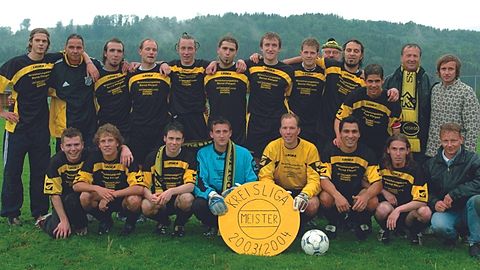 Hintere Reihe v.l.n.r:Wolfgang Wiedemann,Trainer Boris Wittmann,Andreas Vogg,Roland Gatti,Georg Maurus,Christian Vogg,Markus Wiedemann,Michael Lang,Betreuer Gert Pöppel, Andreas Klier, Stephan Gmeiner, 1.Abteilungsleiter Karl Dlapal,2.Abteilungsleiter Peter Dinauer
Untere Reihe v.l.n.r.:Christian Reichart,Timo Epp, Thomas Egger, Tobias Jäger, Oliver Zwick, Roland Fühner, Roland Vogg, Trainer 2.Mannschaft Jürgen Hein