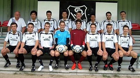 Foto hintere Reihe von links:
Willi Stemp (1. Vorsitzender), Kai Mi Yang, Matthias Galler, Markus Bauer, Markus Hobelsberger, Christian Chis, Matthias Leiber, Christian Kuhls
Foto vordere Reihe von links:
Simon Gadringer (Trainer), Sebastian Schröttner, Florian Mandl, Tobias Stockmeier, Florian Wallerer, Andreas Viemann, Florian Dulka, Vinzenz Maurer
Es fehlen:
Benedikt Welzenbach, Andreas Hieke, Julian Unrecht, Matthias Hieke, Daniel Krenn, Michael Wagner, Robert Peterlick, Franz Rimböck
