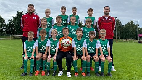 HINTEN VON LINKS: Trainer Tobias Schulz, Karl Dippner, Constantin Hahn, Luka Blume, Paul Klopp, Trainer Paul Olvermann, MITTE VON LINKS: Hannes Behrends, Chris Mehnert, Jamie Hein, Maximilian ???, VORNE VON LINKS: Noel Maleschka, Tyron Hieronymus, Eddy Schilling, Ben Schulz, Anton Olvermann, Norwin König, Kacper Matusiak, ES FEHLT: Alex Becker