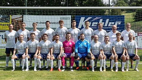 stehend von links: Spielertrainer Felix Thum, Spielertrainer Marc Penz, Simon Frasch, Sebastian Perner, Matthis Köberle, Stefan Still, Dennis Picknik, Lukas Mayr, ASV-Abteilungsleiter Werner Stalder, SSV-Abteilungsleiter Andreas Gebhart sitzend von links: Marius Jäck, Maximilian Gebhart, Kilian Durach, Manuel Bayrhof, Lukas Frasch, Ferdinand Leimgruber, Tim Kern, Andreas Abend, Lenni Tröber, Christian Kreuzer