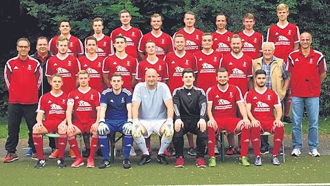 (oben, v. l.) Maurice Engelskirchen, Marco Nolden, Niklas Borosch, Phillipp Niessen, Florian Mondorf, Andreas Görgens, Frederik Kuhnert, Vincent Schulte-Kellinghaus, Trainer Martin Lichius (Mitte, v. l.), Fußballobmann Thomas Grommes, Sven Schuboth, Johannes Klemm, David Trenkel, Nico Eske, Christopher Henn, Johannes Knipp, Enrico Zaulich, Vorsitzender Theo Pilger, 2. Vorsitzender Olaf Pilger, Alexander Böthling (unten, v. l.), Jan Kremer, Dominik Wiegand, Torwarttrainer Carsten Suhr, Jan Schenatzky, Lucas Thelen und Hüsseyin Türker vom SV Müllekoven Foto: Bröhl