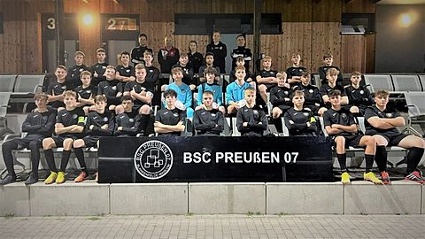 Mannschaftsfoto der U17- und U16-Junioren des BSC Preußen 07 Blankenfelde-Mahlow

vordere Reihe (v.l.n.r.): Ryan, Mika, Maxim, Alperen, Colin, Cameron, Julien, Finn, Tom, Nanuk
2.Reihe (v.l.n.r.): Gianluca, Thilo, Max H., Max R., Janik, Leander, Edward, Max M., Gero, Marlon, Farin
3.Reihe (v.l.n.r.): Sönke, Thorben, Fabio, Fridolin, Lukas, Ligabue, Oskar, Noah, Leonardo, Joris
hintere Reihe (v.l.n.r.): Marcel Niehoff (Co-Trainer), Frank Eggert (Co-Trainer), Tatjana Höpfner (Betreuerin), Kevin Nehls (Trainer), Detlef Ohmenzetter (Co-Trainer)