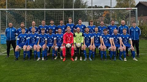 Obere Reihe (v.l.): Markus Sharp, Max Knäblein, Matthias Ost, Luca Stumpe, Kai Lettau, Rouven Benitz, Christopher Emse, Tim Barkhau, Phillip Kotte, Dominik Mai, Stefan Wessel, Peter Lammers, James Wagner
Untere Reihe (v.l.): Linus Sharp, Sam Neil, Jaron Strehl, Ali Bah, Felix Ponert, Simon Hedemann, Benjamin Zilke, Tobias Bücker, Giuseppe Blanda, Niklas Belinger, Tim Rautenstrauch, Jan Justus
Es fehlen: Ole Notzon, Moritz Tüting, Jannis Gallert, Daniel Fänger