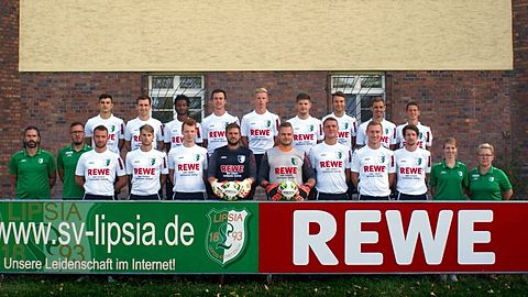 obere Reihe v. l.: Domenik Stamer, Julius Nitzsche, Maaz Abdelrahim, Christoph Lohmeier, Philipp Meyer, Jean-Pierre Fischer, Lucian Unger, Ludwig Geigenmüller, Simon Knöbel
untere Reige v. l.: Mathias Klopf (Co-Trainer), Arvid Schröpfer (Trainer), Hannes Riedeberger, Yusuf Aydinbas, Tom Kuhn, Sascha GErstenberger, Patrick Baum, Christopher Pokowietz, Maximilian Stöckmann, David Wadewitz, Josephin Krug (Physio), Jacqueline Franke (Mannschaftsleiterin)
es fehlen: Maximilian Premßler, Matti Hann, Simon Clauß, Patrick Bajer, Richard Krenzlin, Fabian Berger