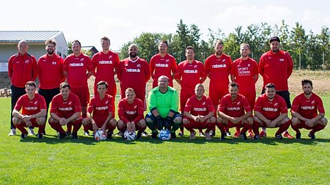hinten v.l.n.r.: Achim Brück, Tobi Aschermann, Benjamin Birkenbusch, Marc Reuter, Marcello Volk, Patrick Kohlmeier, Sebastian Keul, Felix Ziehlke, Julian Wolfgarten, Trainer Jan Kitzing
vorne v.l.n.r.: Jannik Koch, Christoph Löbel, René Pohl, Patrick Spieß, Kevin Ohlert, Torsten Wenzel, Chris Geusen, Felix Zybulski, Tim Pielen