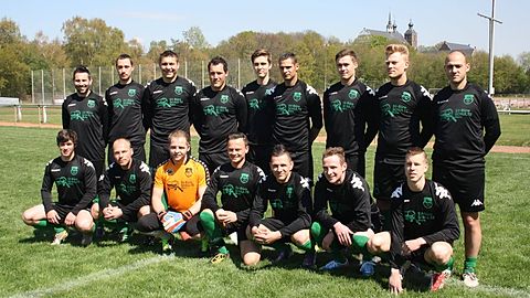 Von hinten links nach rechts:
Andre Schulte, Andre Hüsken, Lukas Ordon, Sebastian Van Rennings, David Kiljan, Marco Hemmeld, Steve Koschmann, Sandro Pibiri.
Von vorne links nach rechts:
Lukas Hanraths, Dennis Ronnes, Marc Al´Rishan, Michael Sibirjakov, Christian Lupsic, Norman Hildebrand, Patrik Binias.
Es fehlen:
Dirk Otten, Steve Schmall, Janis Szczepainsky, Dominic Schmitte, Markus Vinnbruck, Florent Bytyqi, Mark Spengler, Tim van Lier, Jesse van de Loo.