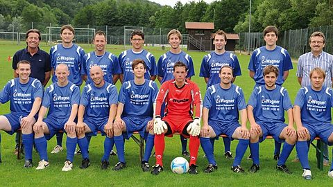 Hinten v.l.: Pöschl (SpA), Köhler (Trainer), Lang, Wild, Rieth, Lechner, Wagner, Redler K. (1. Vors.).
Vorne v.l.: Walter, Münch, Wieland, Eichhorn, Redler L., Marekker, Nentwich, Huber.     Foto: Herrmann