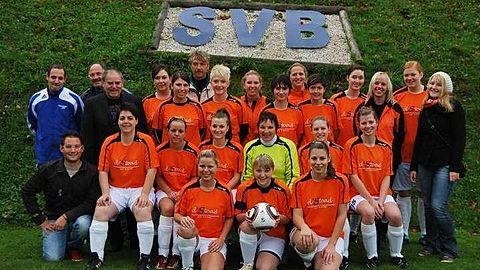 Hinten von links: Andreas Schwindl (Sponsor), Ulrich Peschl (Trainer), Ludwig Schwindl (Sponsor), Jacqueline Paukner, Tanja Wagner, Alois Paukner (Co-Trainer), Svenja Zacher, Sabrina Wagner, Veronika Baumann, Simone Petzenhauser, Katrin Kohles, Carina Zistler, Connie Hafner, Theresa Lehner, Michaela Hackl;
Mitte von Links: Dominik Peschl (Trainer), Anita Linzmeier, Melanie Stoiber, Stephanie Scheuerer, Elli Aigner, Steffi Fuchs, Manuela Staudinger;
Vorne von links: Katja Stangl, Katrin Kandler, Christina Faltl;