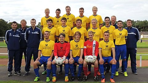 Obere Reihe v.l.: Tobias Kronen, Tobias Groß, Mathias Hermsens, Martin Mülders, Dominik Venhoven
Mittlere Reihe v.l.: Daniel Reisdorf, Geoerg Venhoven (Teammanager), Robin Stumpf, Niklas van de Loo, Marvin Tüß, Andre Hoppe, Marc Venhoven, Martin van Hall (Trainer), Thomas Stenmans, Patrick Kluck, Nils Vosgerau (Betreuer)
Untere Reihe v.l.: Martin Linßen, Christian Haynitzsch, Torsten Kannenberg, Martin Hönnekes, Daniel Heeks

Es fehlen, Lukas Stenmans, Klaus Winters, Mathias Dicks, Philipp Halmanns, Thomas Leenen, Jan-Hendrik Linda