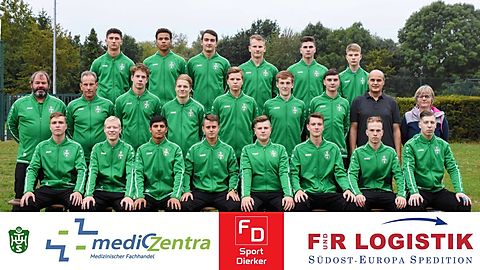 Obere Reihe v.l.n.r.: Richard Becker, Noumbissiae Kamaha, Niklas Klemm, Niclas Meyer, Ernst, Wernner, Dion Pajaziti.
Mittlere Reihe v.l.n.r.: Trainer Ramon Hafkemeyer, Trainer Carsten Meyer, Linus Rott, Linnart Stolle, Mattis Wallenhorst, Steffen Hanesch, Tom Flake, Sponsor Gert Klemm (mediCZentra, Sponsorin _ (Sport Dierker).
Untere Reihe v.l.n.r.: Lorin Rehme, Finn Lungen, Saleman Kamalpoori, Marcio Kowal, Niklas Marnfeld, Janis Kopmann, Dominik Feil, Daniel Sreznikov.

Es fehlen: Linus Conrady, Lasse Böhmann, Trainer Mischa Kohlhaas, Trainer Andreas Bernholt.

Foto: Sportphoto Paetzel / Nico-Andreas Paetzel