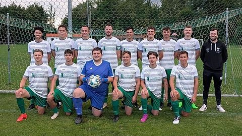 H. v. l.: Jerome Le Bris, Johannes Vogl, Thomas Hekele, Dennis Baumgartner, Simon Waldhauser, Leo Bechtel, Tobias Tronich, Simon Fodermair-Hasenhündl, Coach Anton Hirschfeld V. v. l.: Simon Loibl, Felix Oberhauser, Niclas Mutzbauer, Vitus Paulus, Jan Schulte, Noah Träger