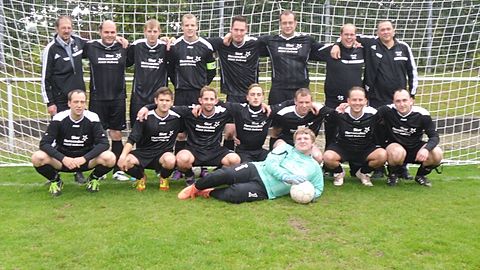 obere Reihe von links, Betreuer Herr Wiebeck, Dennis Obeadovic, Dennis Holtz, Kevin Thurow, Manfred Lohse, Kevin Lennartz, Patrick Kremer, Trainer Milan Turski, untere Reihe von links, Björn Esser, Amin Slam, Patrick von Högen, Patrick Weyand, Marcel Thurow, Patrick Thurow, Stefan Kremer, Marcel Rinössel, fehlend Patrick Ibraim, Stefan Holtz, Pascal Weyand, Patrick Severin, Oliver Grass, sebastian Oles,