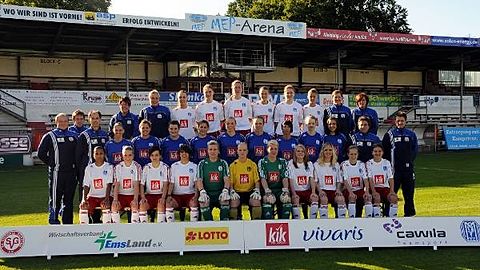 SV Meppen:  Betreuerin Johanne Oude-Wesselink, Torwarttrainerin Heike Kinder, Hilde Winters, Sabrina Schmitz, Melanie Roters, Sarah Meiners, Heike Freese, Ewa Zyla, Athletiktrainerin Vera Oude-Wesselink, Physiotherapeutin Silke Müschke (hinten v.l.), Trainerteam Guido Kalle, Koordinator Christof Lampe,  Mannschaftsarzt Thomas Brümmer, Bianca Lity, Inga Kappel, Sina Tepe, Britta Kappel, Katharina Altevollmer, Greta Budde, Claudia Pinto, Amelie Kröger, Sarah Schneider, Trainerin Maria Reisinger, Ko-Trainer Frank Gunia (Mitte v.l.),  Nangila van Eyck, Nina Lögering, Vanessa Rohling, Romina Burgheim, Inga Loudovici, Jessica Bos, Katharina Hackmann, Sarah Schulte, Sara Sieksmeyer,  Denise Franjkovic, Rieke Dieckmann (vorne v.l.). Foto: Doris Leißing