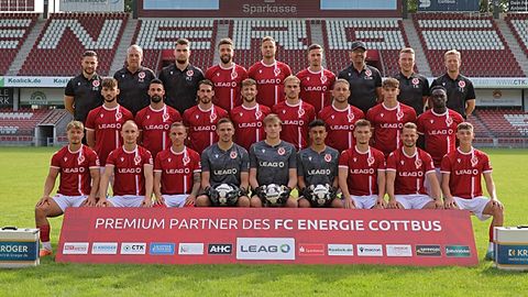 hintere Reihe von links: Bastian Rost (Physiotherapeut), AndrÃ Rohbock (Mannschaftsleiter), Marvin Gordon Jahn (Torwartrainer), Dominik Pelivan, Timmy Thiele, Axel Borgmann, Claus-Dieter Wollitz (Cheftrainer), Tobias Röder (Co-Trainer), Tim Schneider (Athletiktrainer) Mittlere Reihe von links: Cedric Euschen, Joshua Putze, Jonas Hildebrandt, Tim Campulka, Phil Halbauer, Dennis Slamar, Tim Heike, Rudolf Ndualu Vordere Reihe von links: Jonas Hofmann, Tobias Hasse, Paul Milde, Alexander Sebald, Elias Bethke, Karl Pischon, Janis Juckel, Maximilian Oesterhelweg, Alexander Prokopenko Es fehlen: Arnel Kujovic, Anton Wittmann (Torwarttrainer)