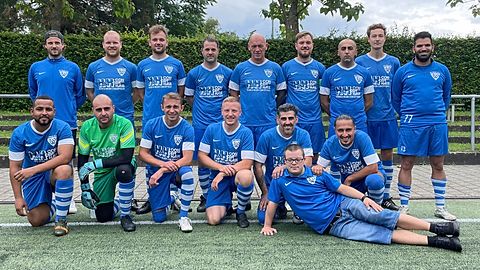 Hintere Reihe von links nach rechts: Jacob Zimmermann, Marius Kaiser, Sandro Samardzic, Jörg Mauermann,Thomas Schwarze, Sascha Samardzic, Ali Osoy, Dustin Langenberger, Trainer Ersin Yildiz
Vordere Reihe: Fabian Gazquez Pascual, Caglar Isbilir, Witalij Arsentjew, Marco Kern, Cagdas Isbilir, Bilal Kara, Max Schumann
Nicht auf dem Bild: Marco Kniephoff, Özgür Bayram, Michael Hove, Rustu Ogbamicael, Bendedikt Schumann, Georg Schneider, Burak Tutu, Berkay Yildiz, Vladimir Marker, Aki Eren Köylüce, Dinet Memedi, Maximilian Paurat, Tom Gasenzer