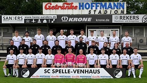 (hinten v.l.): Felix Golkowski, Abdullah Arfeen, Jost Krone, Luca Tersteeg, Tom Winnemöller, Leon Dosquet, Nils Bußmann, Niklas Harms-Ensink, Steffen Schepers, Jan-Hubert Elpermann, Jan-Luca Ahillen sowie (Mitte v.l.): die Sportlichen Leiter Markus Schütte und Tobias Harink, Co-Trainer Thomas Klimka, Co-Trainer Marius Kattenbeck, Trainer Henry Hupe, Betreuer Bernd Schröer, Betreuer Tobias Wilde, Fitnesstrainer Jannik Landwehr, Physiotherapeutin Larissa Hartung, Physiotherapeutin Anna Kortmann, Betreuer Ansgar Achteresch sowie (vorne v.l.): Marvin Kehl, Anton Popov, Artem Popov, Jan Popov, Matteo Echelmeyer, Mattis Niemann, Bernd Lichtenstein, Alex Moll, Tjark Höpfner, Steffen Wranik, Niklas Oswald, Janik Jesgarzewski und Elias Strotmann. Es fehlen Max Meier, Physiotherapeutin Lisa Weber und Physiotherapeut Dennis Sarteh