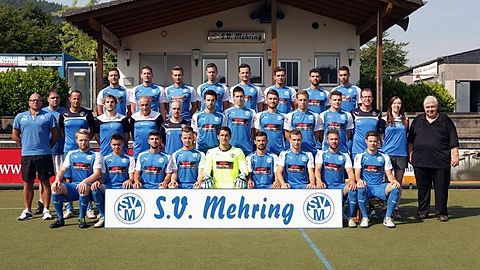 Obere Reihe von links nach rechts:

Fabio Fuhs, Andi Hesslein, Marc Mees, Matija Jankulica, Sebasitan Dietz, Alexander Klein, Andre Petry, Nils Hansjosten

Mitte von links nach rechts:

Frank Meeth (Trainer I. Mannschaft) Thorsten Schneider (Trainer II. Mannschaft) Alwin Faber (Torwarttrainer), Markus Schottes (Co-Trainer I. Mannschaft),

Ferd Struwe (Betreuer), Alexander Müllen, Dominik Kohl, Marc Willems, Gjergj Prebreza, Jan Brandscheid, Marcel Selmane, Volker Weich (Spielausschuss)

Hannah Kündgen (Physio) Günter Schlag (1. Vorsitzender)

Sitzend von links nach rechts:

Lukas Jonas, Yannik Thömmes, Ylber Ibrahimi,Joshua Follmann, Philipp Basquit, Albutrin Aliu,Kevin Heinz, Johannes Diederich, Maximilian Meyer

 

Es fehlen: Sebastian Schmitt, Sandro Berweiler (Torwart), Thomas Hank (Torwart)