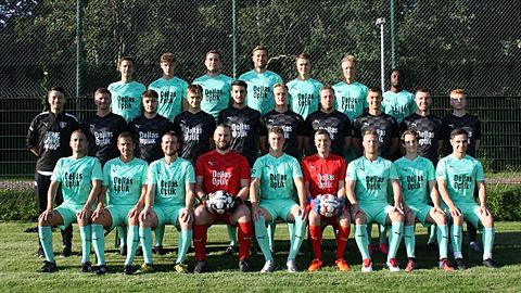 Hintere Reihe von links: Jose Moronta, Tristan Stanislawski, Niklas Franke, Sascha Hüller, Tillmann Tröster, Marcel Breier, Mamadou Diallo. Mittlere Reihe von links: Tom Agena, Felix Schardey, Lorenz Grond, Thies Kleber, Dariusch Bagher-Tehrani, Lasse Pierrets, Kai Dannehl, Thies Kansy, Christoph Knoop, Jan Peters. Vordere Reihe von links: Niklas Oetken, Mathias Hockmann, Mathis Trau, Janneck Keßler, Joosten Thienemann, Yannick Zytur, Maximilian Beriault, Fynn-Luca Wolf, Jan-Ole Meyer. Es fehlen: Andreas Greff, Florian Grahn, Jakob Tröster, Joel Kurz, Nico Läkamp, Phil Schütte, Lasse Fornfeist