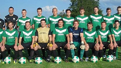 Hinten v.l. Marc Schreiber, Trainer Stefan Carl, Co-Trainer Ingo Apfelbaum, Michael Claßen, Ralf Wilden, Martin André, Max-Martin Stracke, Siddik Chazli, Michael Roder, Dominik Weishaupt, Tino Volpatti, Teammanager Helmut Poth und Fußballobmann Thomas Völl.
Vorne v.l.: Markus Völl, Kristian Kirch, Marcel Schillings, Marius Nebgen, Philipp Braun, Holger Offermann, Jan-Peter Faßbender, Christian Schmitz und Andreas Genthe.
Es fehlen: Maximilian David, Simon Gerber, Marc Memenga, Martin Koch und Hendrik Böttcher.