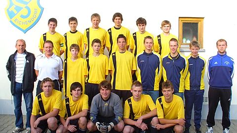 h.R.v.l.n.r.:Kapitän Tobias Mayr, Johannes Mühlberger, Oliver Bartl, Stefan Seidl, Maximilian Grad, Tobias Rockinger; m.R.: Betreuer Eduard Karg, Trainer Andreas Gassenhuber, Lukas Frank, Fabian Lorenz, Andreas Hierl, Johannes Fischer, Thomas Reichl, Martin Vielmeier, Co-Trainer Stefan Sperl; v.R.: Alexander Hoffmann, Christian Neumeier, Florian Nothaft, Simon Wagner, Pascal Hofmann; nicht im Bilde: Michael Laurent, Johannes Eder, Florian Eder