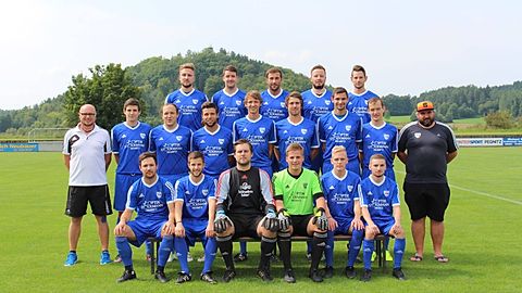 Vorn v. links nach rechts: F. Späth, J. Nowak, L. Trassl, T. Lindner, D. Ziegler, F. Röhrich
Mitte v. links nach rechts: Trainer P. Schramm, S. Rüffer, M. Kuboth, Ch. Bickel, F. Kuhn, Ph. Meyer, K. Hauenstein, Ch. Kuboth, Spielleiter F. Neukirchner
Hinten v. links nach rechts: M. Potzler, D. Stieg, A. Luft, F. Lehner, P. Wimmer
Es fehlen: S. Aures, Ch. Greiner und Ch. Maier