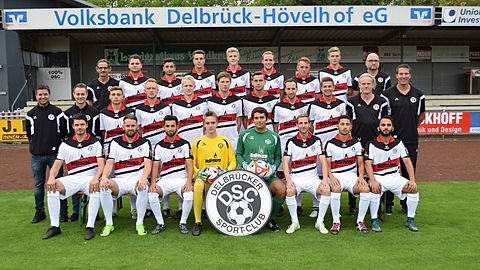 Der Kader des Delbrücker SC in der Saison 2017/2018: Hinten v.l.: Betreuer Eckhard Tamoschus, Gianluca Mazza, Sergio Pinto, Sebastian Walter, Hendrik Hermelingmeier, Daniel Austenfeld, Dustin Gräwe, Lennard Rolf, Betreuer Peter Horenkamp; Mitte v.l.: Trainer Jörg Runge, Co-Trainer Martin Diekotto, Benedikt Ötting, Finn Jürgensmeier, Malte Bandowski, Tobias Henksmeier, Mattis Klomfass Marvin Frenz, Marius Ferber, Torwarttrainer Leszek Jaskiewicz, Physiotherapeut Dominik Hansjürgen; Vorne v.l.: Patryk Plucinski, Lukas Cramer, Serdar Erdogmus, Simon Tepper, Kevin Hund, Marco Rüskaup, Andrea Cesa, Ersin Gül. Es fehlen: Matthias Riemer, Marcel Brune und Mario Freise.