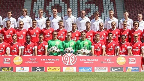 Hintere Reihe (l-r): Trainer Thomas Tuchel, Co-Trainer Arno Michels, Torwart-Trainer Stephan Kuhnert, Athletik- und Rehatrainer Axel Busenkell, Videoanalyst Benjamin Weber, Physiotherapeut Christopher Rohrbeck, Physiotherapeut Stefan Stüwe, Physiotherapeut Steffen Tröster, Arzt Patrick Ingelfinger, Arzt Stefan Mattyasovszky, Zeugwart Walter Notter. Mittlere Reihe (l-r): Nikolce Noveski, Jan Kirchhoff, Adam Szalai, Bo Svensson, Petar Sliskovic, Eric-Maxim Choupo Moting, Niko Bungert, Marco Caligiuri, Andreas Ivanschitz, Deniz Yilmaz, Marcel Risse, Tobias Schilk, Julian Baumgartlinger, Stefan Bell, Malik Fathi. Vordere Reihe (l-r): Zdenek Pospech, Junior Diaz, Nicolai Müller, Anthony Ujah, Shawn Parker, Christian Wetklo, Loris Karius, Heinz Müller, Radoslav Zabavnik, Yunus Malli, Chinedu Ede, Elkin Soto, Eugen Polanski. Foto: Fredrik von Erichsen dpa/lrs